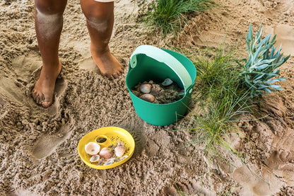 Quut Toys - Quut Bucki - Bucket & Sand Sifter. Beach Sand and Pool Toy.