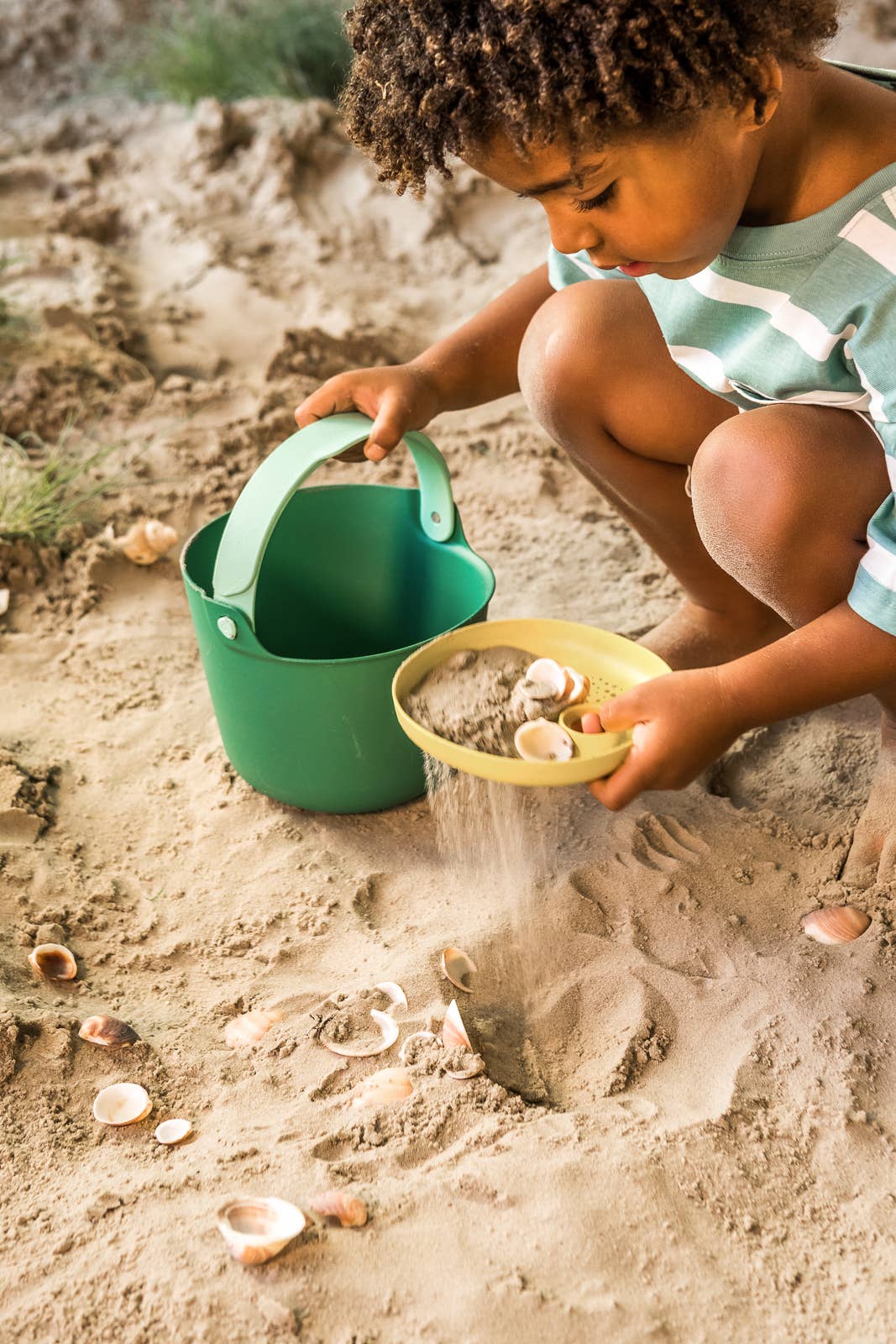 Quut Toys - Quut Bucki - Bucket & Sand Sifter. Beach Sand and Pool Toy.