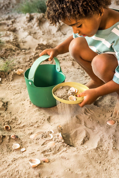 Quut Toys - Quut Bucki - Bucket & Sand Sifter. Beach Sand and Pool Toy.